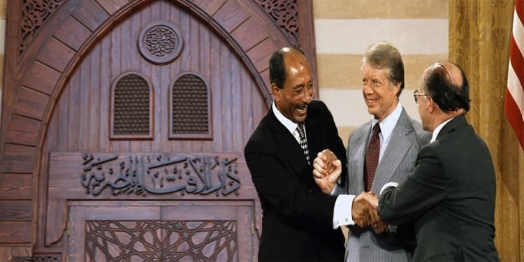 خلال حكم السادات عام 1979 أصدرت دار الإفتاء المصرية فتوى تجيز معاهدة كامب ديفيد