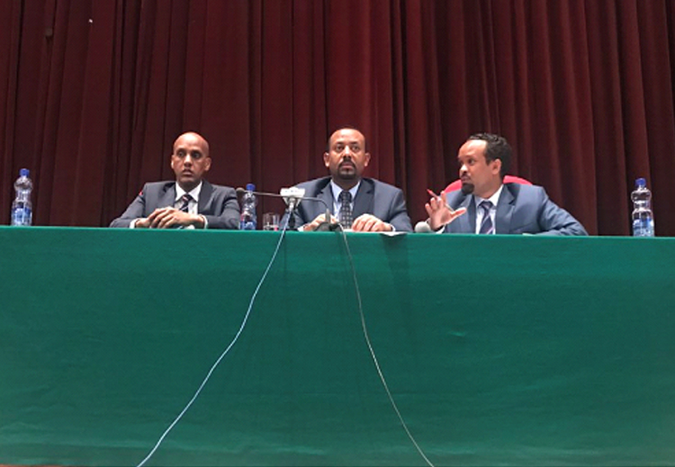 لقاء جماهري شارك فيه الرئيس الإقليمي الجديد مصطفى عمر ورئيس الوزراء