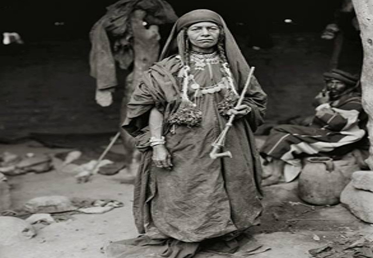امرأة بدوية من شرقي الأردن  تدخن الجبق  (أواخر القرن التاسع عشر)