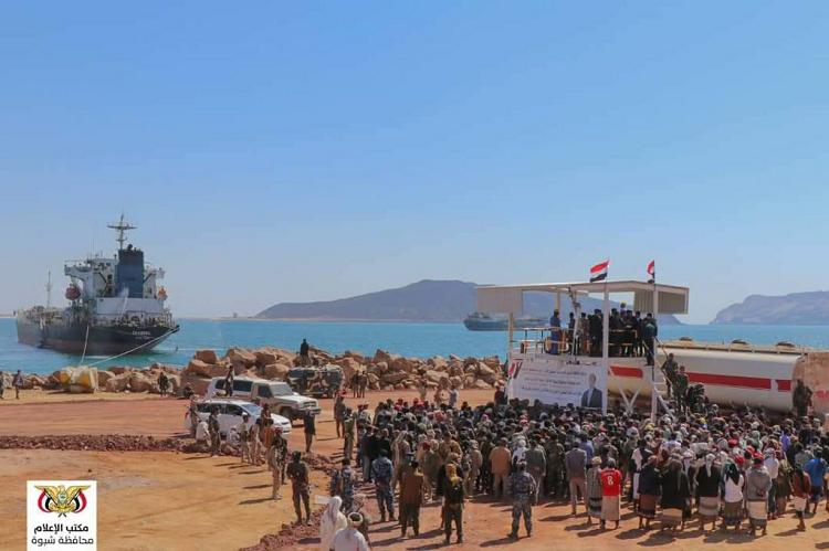 صورة من ميناء قنا تكشف أكذوبة المحافظ