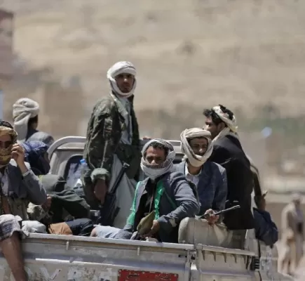 الحوثيون يحولون المدارس إلى مراكز تجنيد وصناديق تبرعات